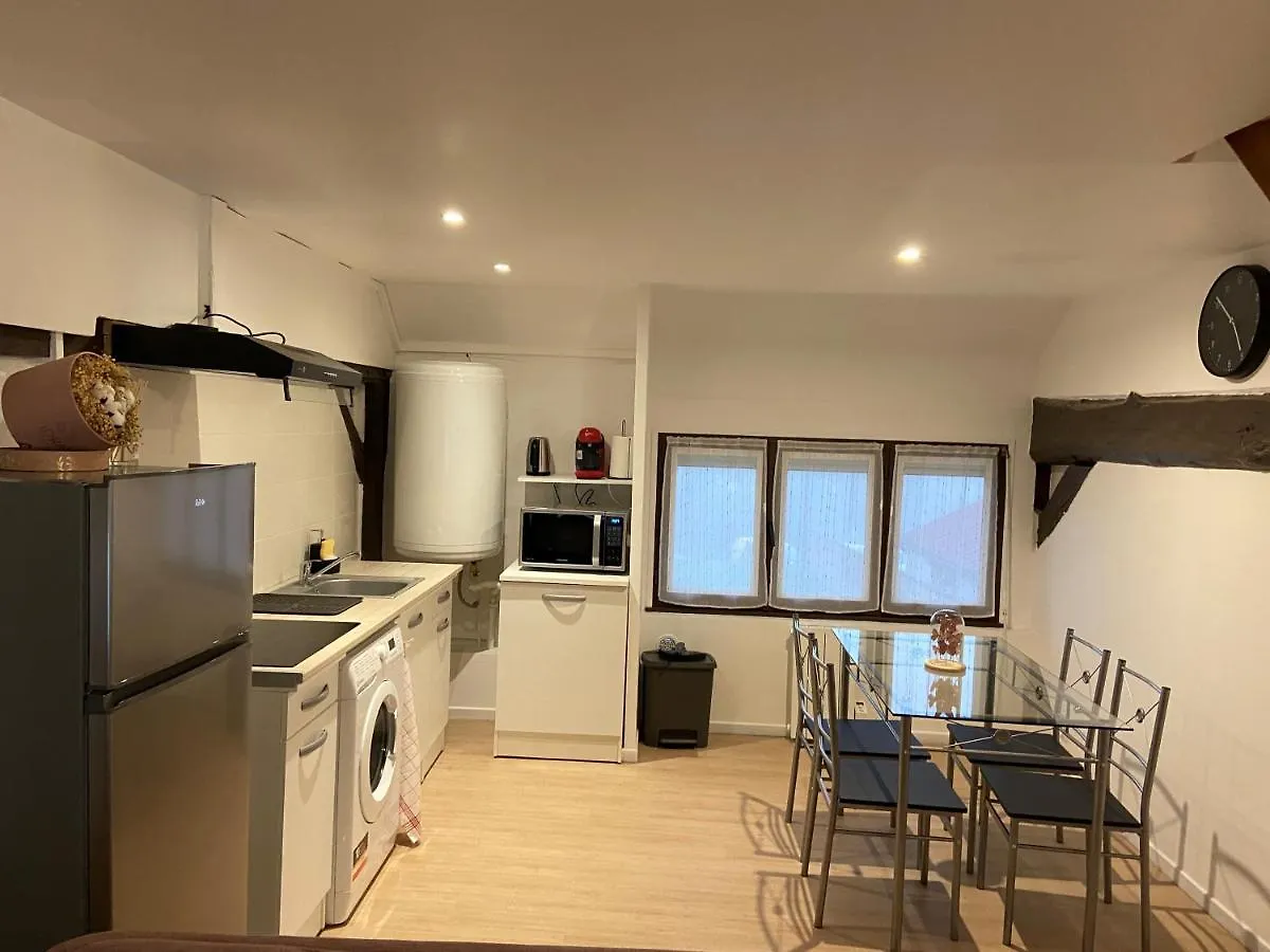 Appartement Le Bassam, Proche Aeroport à Tillé 0*,  France